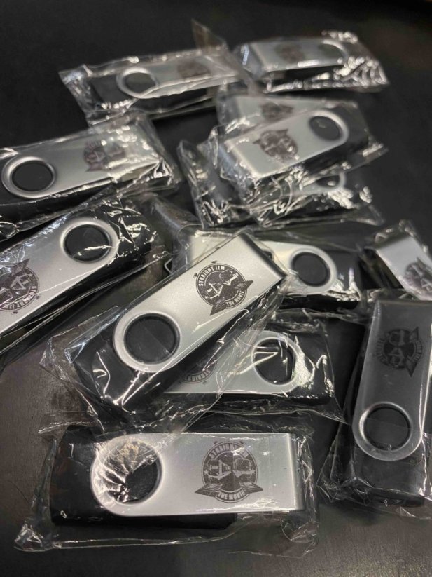 Straight IZM Movie - USB Flash